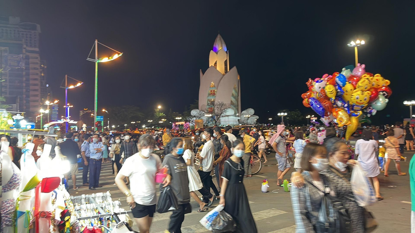 Con đường biển trung tâm thành phố Nha Trang tối mồng 4 Tết đông vui. Đây là hình ảnh hiếm có tại đây trong suốt 2 năm vừa qua. Con đường biển trung tâm thành phố Nha Trang tối mồng 4 Tết đông vui. Đây là hình ảnh hiếm có tại đây trong suốt 2 năm vừa qua.