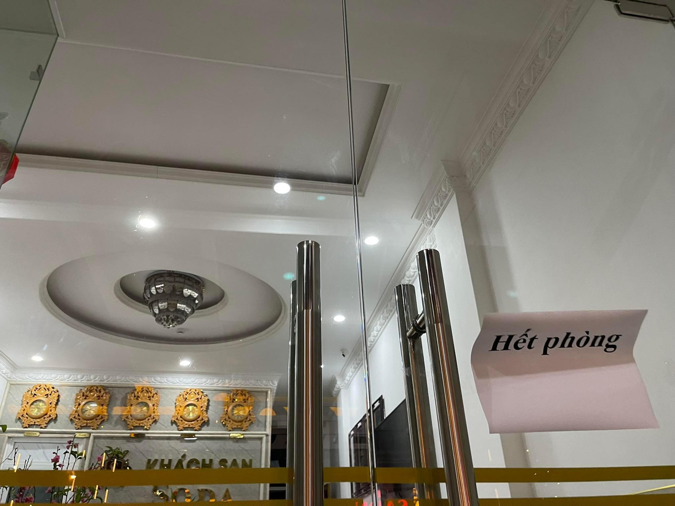 Theo thống kê của Sở Văn hóa Thể thao và Du lịch Lâm Đồng, Đà Lạt có 35.000 phòng khách sạn và homestay. Đến nay, các khách sạn có sao đều đã được đặt kín khách từ ngày 29 tháng Chạp đến hết ngày 10 tháng Giêng (âm lịch). Đến Đà Lạt vào dịp nghỉ Tết này, du khách luôn gặp phải tấm biển ghi "hết phòng" nếu không đặt trước. Theo thống kê của Sở Văn hóa Thể thao và Du lịch Lâm Đồng, Đà Lạt có 35.000 phòng khách sạn và homestay. Đến nay, các khách sạn có sao đều đã được đặt kín khách từ ngày 29 tháng Chạp đến hết ngày 10 tháng Giêng (âm lịch). Đến Đà Lạt vào dịp nghỉ Tết này, du khách luôn gặp phải tấm biển ghi "hết phòng" nếu không đặt trước.