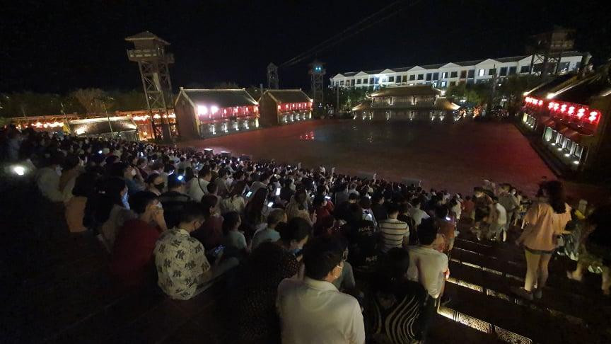 Sân khấu là vở Tinh hoa Việt Nam của đạo diễn Việt Tú không còn chỗ trống Sân khấu là vở Tinh hoa Việt Nam của đạo diễn Việt Tú không còn chỗ trống