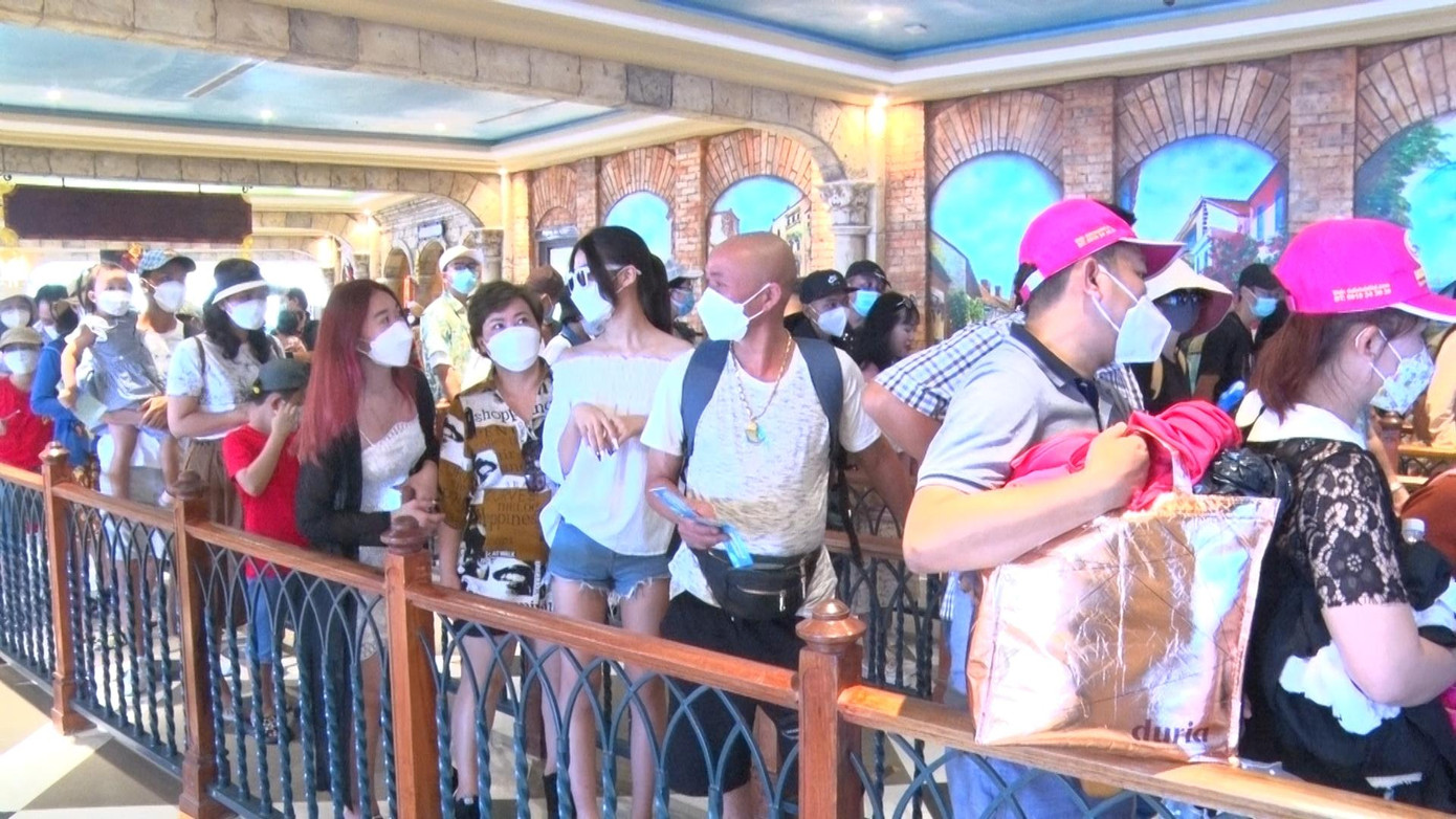 Phú Quốc là điểm du lịch thu hút khách nhất dịp Tết Nhâm Dần. Từ ngày 29/1/2022 (27 Tết) đến ngày 04/2/2022 (mồng 4 Tết), Phú Quốc đón 66.991 lượt khách đến tham quan du lịch; trong đó khách quốc tế 2.668 lượt. Chỉ riêng ngày 4 Tết, khách nội địa đến Phú Quốc là 18.382 lượt, tăng 4.979 lượt so với ngày mồng 3 Tết. Các khách sạn, resort (khu nghỉ dưỡng) dịp Tết Nhâm Dần đều kín phòng. Các bãi biển, điểm vui chơi giải trí tấp nập du khách. Phú Quốc là điểm du lịch thu hút khách nhất dịp Tết Nhâm Dần. Từ ngày 29/1/2022 (27 Tết) đến ngày 04/2/2022 (mồng 4 Tết), Phú Quốc đón 66.991 lượt khách đến tham quan du lịch; trong đó khách quốc tế 2.668 lượt. Chỉ riêng ngày 4 Tết, khách nội địa đến Phú Quốc là 18.382 lượt, tăng 4.979 lượt so với ngày mồng 3 Tết. Các khách sạn, resort (khu nghỉ dưỡng) dịp Tết Nhâm Dần đều kín phòng. Các bãi biển, điểm vui chơi giải trí tấp nập du khách.