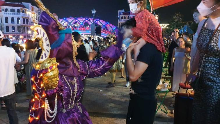 Nhiều gia đình đưa trẻ nhỏ hoà mình vào các chương trình vui chơi. Nhiều gia đình đưa trẻ nhỏ hoà mình vào các chương trình vui chơi.