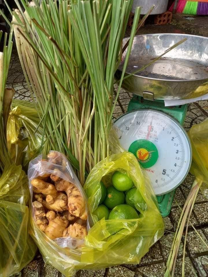 Hai tuần trở lại đây, trên “chợ mạng”, các loại gừng, sả, chanh bất ngờ trở thành hàng hot. Dân buôn rầm rộ rao bán mặt hàng này để xông hơi phòng ngừa và hỗ trợ điều trị COVID-19 khi dịch bệnh ngày càng phức tạp, số F0 tăng kỷ lục. Theo đó, gừng có giá dao động từ 30.000-60.000 đồng/kg, sả và chanh khoảng 30.000-40.000 đồng/kg. Trong khi, một số đầu mối bán set xông hơi gồm 2gram sả, 150gram gừng và 3 quả chanh với giá 30.000 đồng/set. Tại các siêu thị, lá xông bán mớ và các mặt hàng này cũng được bày bán ngay ở kệ rau thơm với giá so sánh thường cao gấp rưỡi cho tới gấp hai với mua bên ngoài. Tuy vậy, hàng vẫn được rất nhiều người quan tâm mua về sử dụng Hai tuần trở lại đây, trên “chợ mạng”, các loại gừng, sả, chanh bất ngờ trở thành hàng hot. Dân buôn rầm rộ rao bán mặt hàng này để xông hơi phòng ngừa và hỗ trợ điều trị COVID-19 khi dịch bệnh ngày càng phức tạp, số F0 tăng kỷ lục. Theo đó, gừng có giá dao động từ 30.000-60.000 đồng/kg, sả và chanh khoảng 30.000-40.000 đồng/kg. Trong khi, một số đầu mối bán set xông hơi gồm 2gram sả, 150gram gừng và 3 quả chanh với giá 30.000 đồng/set. Tại các siêu thị, lá xông bán mớ và các mặt hàng này cũng được bày bán ngay ở kệ rau thơm với giá so sánh thường cao gấp rưỡi cho tới gấp hai với mua bên ngoài. Tuy vậy, hàng vẫn được rất nhiều người quan tâm mua về sử dụng