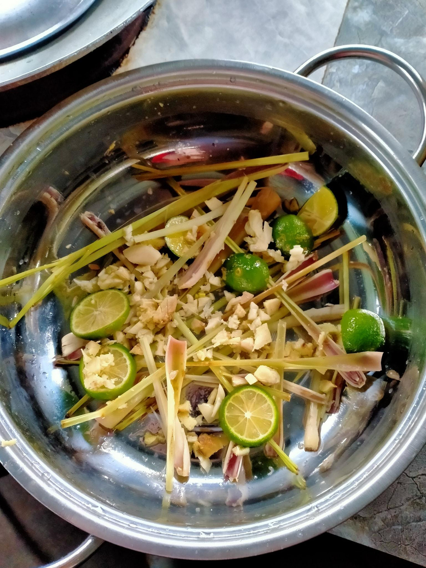 Nồi xông gừng, chanh, sả được hầu khắp các gia đình nấu trong những ngày này. Dù không biết có diệt được virut hay không nhưng mùi thơm từ nồi xông này khiến cơ thể cảm thấy dễ chịu. Nồi xông gừng, chanh, sả được hầu khắp các gia đình nấu trong những ngày này. Dù không biết có diệt được virut hay không nhưng mùi thơm từ nồi xông này khiến cơ thể cảm thấy dễ chịu.