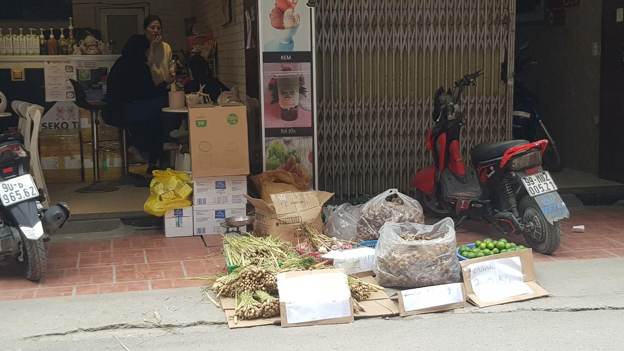 Nhu cầu người dân tăng cao khiến nhiều tiểu thương tranh thủ bán gừng, sả, chanh. Thậm chí, có quán trà sữa tại phố Đức Giang (Long Biên, Hà Nội) cũng bán mặt hàng này ngay trước cửa. Ảnh: Ngọc Mai Nhu cầu người dân tăng cao khiến nhiều tiểu thương tranh thủ bán gừng, sả, chanh. Thậm chí, có quán trà sữa tại phố Đức Giang (Long Biên, Hà Nội) cũng bán mặt hàng này ngay trước cửa. Ảnh: Ngọc Mai