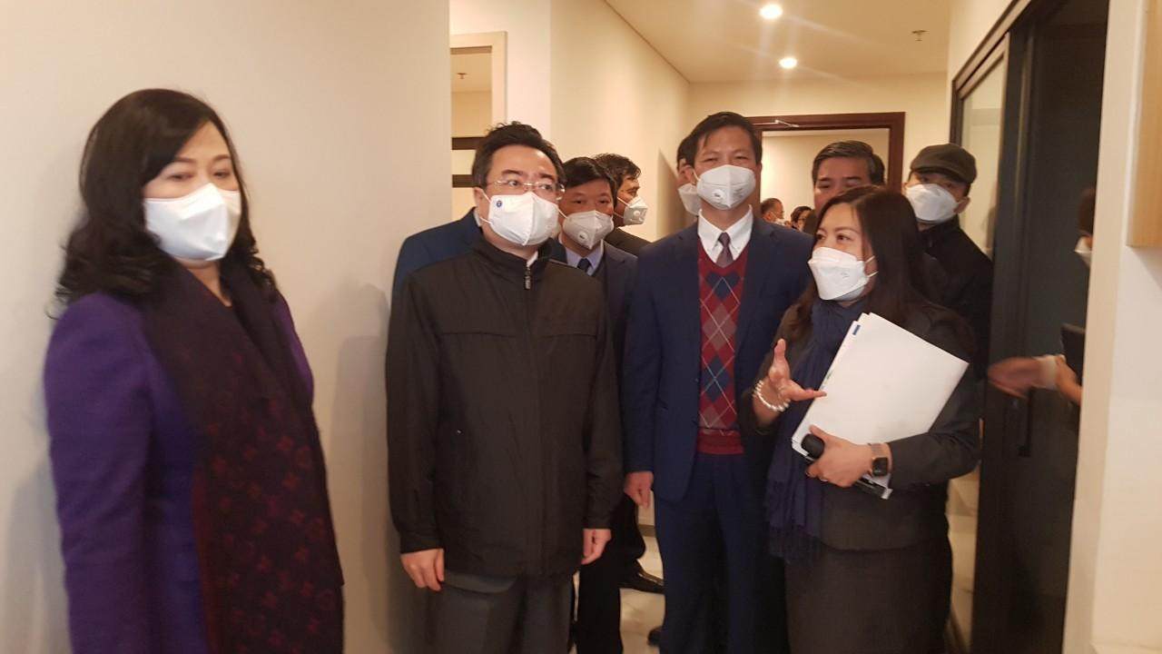 Đối căn hộ với đầy đủ nội thất diện tích hơn 50m2 gồm 2 phòng ngủ, 2 nhà vệ sinh, một phòng khách và bếp nhưng có giá chỉ hơn 400 triệu đồng, đại diện Viglacera cho biết, toàn bộ vật liệu xây dựng như cửa kính, gạch xây và gạch sàn… đều do tổng công ty sản xuất nên giảm được nhiều trong chi phí giá thành.