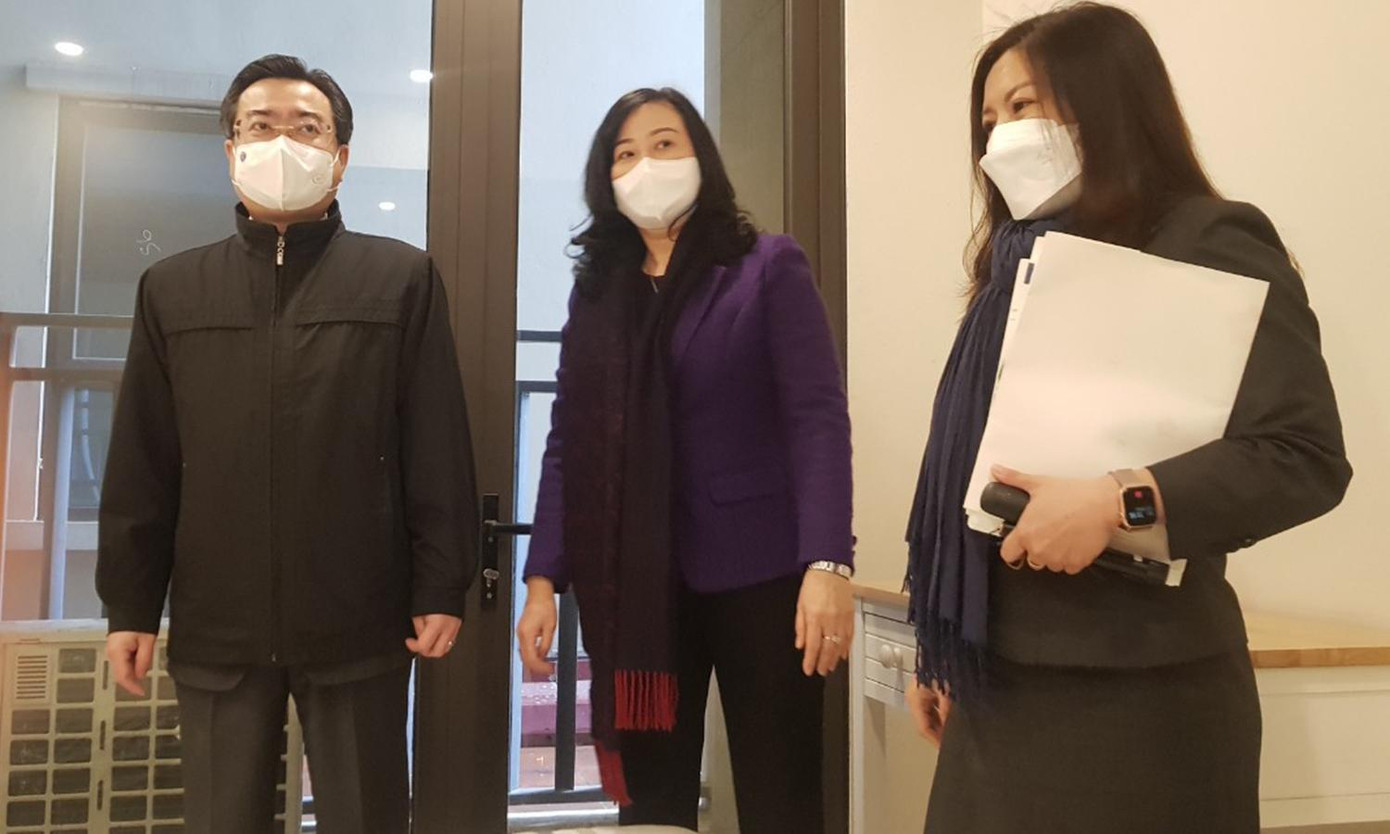 Thăm căn hộ 26m2, Bộ trưởng Bộ Xây dựng đánh giá: “Với giá bán 200 triệu đồng/căn hộ diện tích với đầy đủ tiện nghi hoàn toàn thích hợp cho các gia đình công nhân trẻ”, ông Nghị nói.