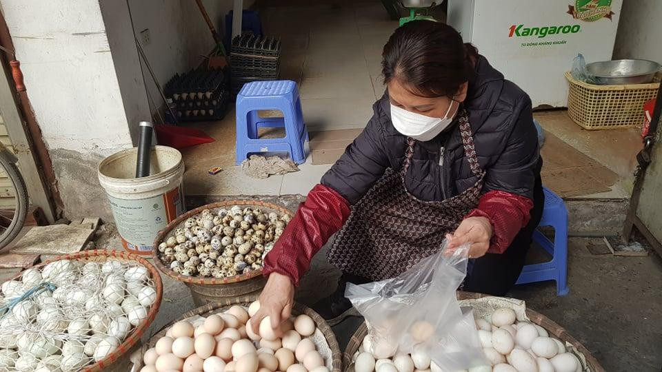 Trứng gà, trứng vịt cũng tăng từ 4.000 đồng/quả lên 5.000 đồng/quả. Ảnh: Ngọc Mai. Trứng gà, trứng vịt cũng tăng từ 4.000 đồng/quả lên 5.000 đồng/quả. Ảnh: Ngọc Mai.