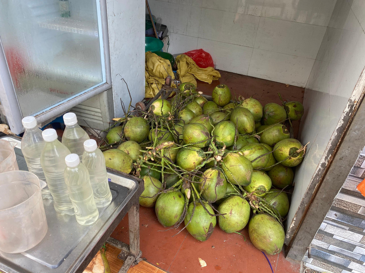 Nước dừa được mọi người truyền tai nhau tăng sức đề kháng nên nhiều người đổ xô đi mua. Ảnh: Việt Linh. Nước dừa được mọi người truyền tai nhau tăng sức đề kháng nên nhiều người đổ xô đi mua. Ảnh: Việt Linh.