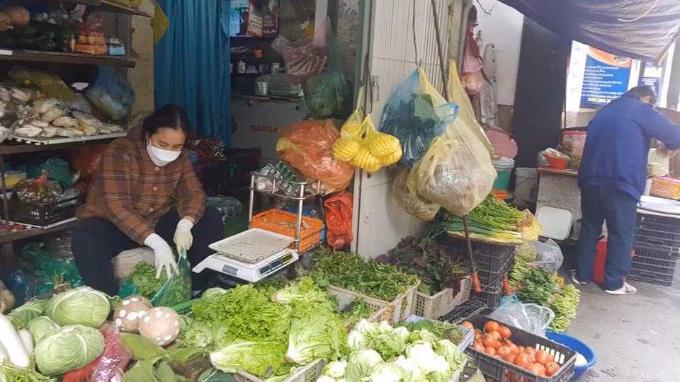 Tiểu thương bán rau tại ngõ chợ Nguyễn Văn Cừ (Long Biên, Hà Nội) cho biết, rau xanh tăng giá do thời tiết khắc nghiệt và giá xăng dầu tăng. Thậm chí, nhiều loại rau không có bán thời điểm này. Ảnh: Ngọc Mai.