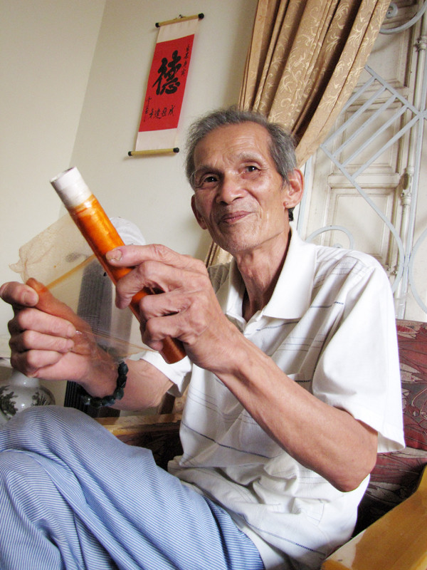 Ông Nguyễn Phúc Thanh với sản phẩm màng mỏng làm từ xơ thực vật có thể làm túi ni lông thân thiện với môi trường