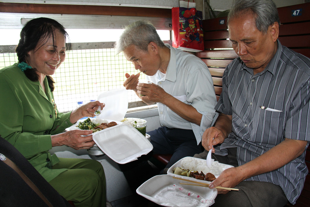 Bữa cơm trưa dã chiến trên tàu gợi lại hình ảnh những ngày còn ở chiến trường. Ảnh: Trường Phong