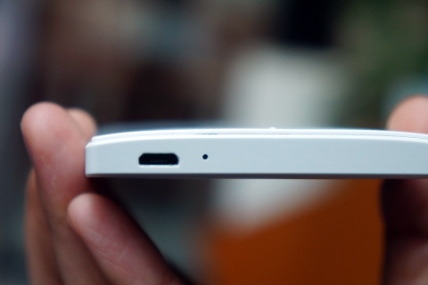 Bên dưới là khe cắm sạc và kết nối với máy tính