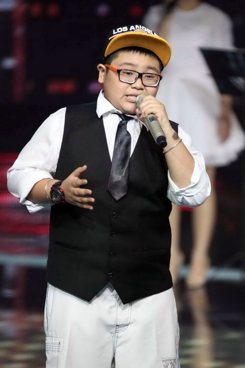 Cậu bé Hữu Đại đội Thanh Bùi vì khá run nên đã có lúc quên lời khi thể hiện bàiForget you