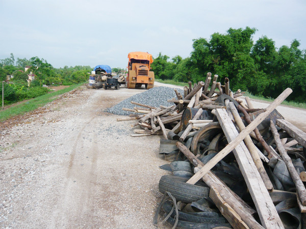 Dự án đê tả sông Hồng (Hưng Yên) cuối năm 2012 phải bàn giao nhưng nay mới chỉ thực hiện được trên 10% khối lượng. Dự án đê tả sông Hồng (Hưng Yên) cuối năm 2012 phải bàn giao nhưng nay mới chỉ thực hiện được trên 10% khối lượng