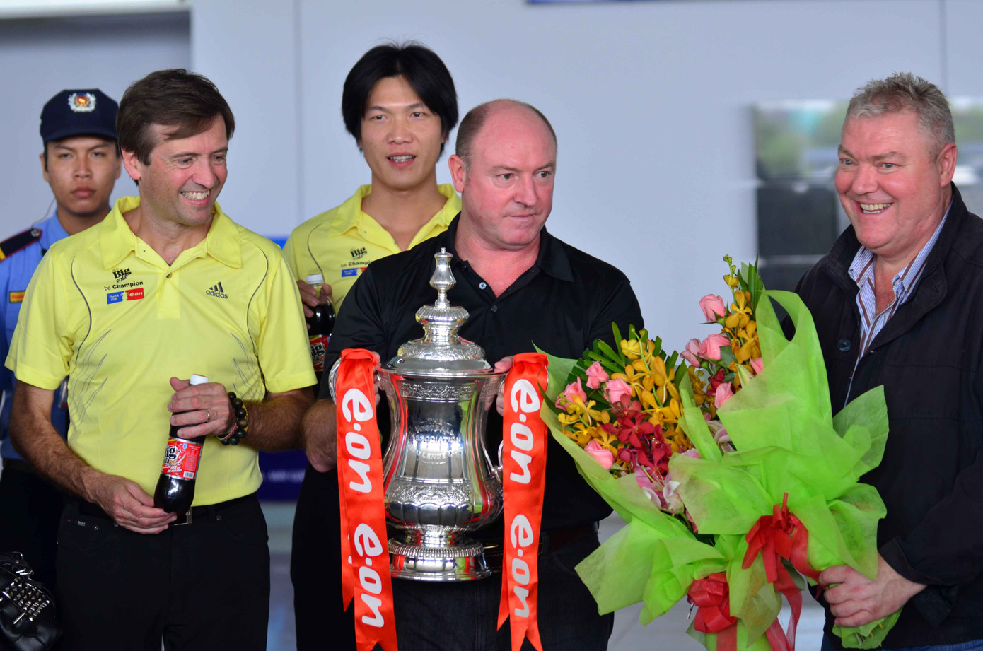 Cựu danh thủ Steve McMahom là người tháp tùng cúp FA sang Việt Nam