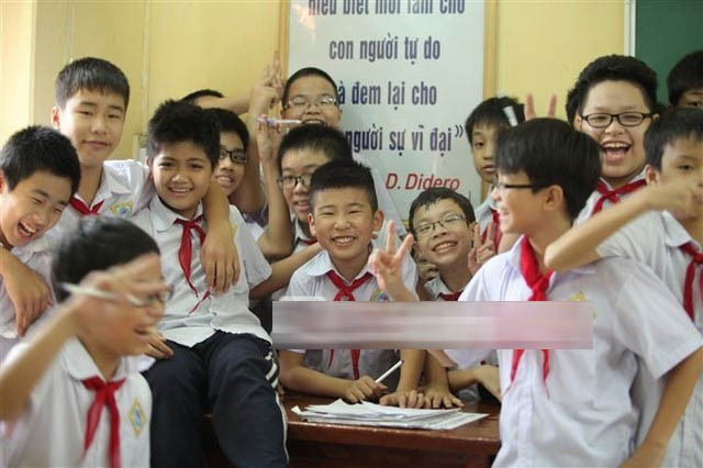 Ngọc Duy vui vẻ bên bạn bè.