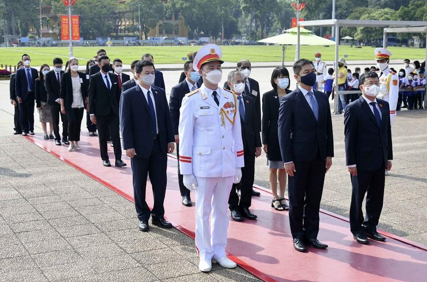 Chủ tịch Quốc hội Cộng hòa Singapore và phu nhân vào Lăng viếng Chủ tịch Hồ Chí Minh. (Ảnh: TTXVN)