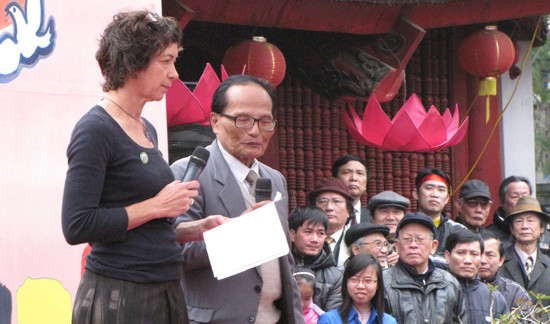 Nhà thơ Giang Nam (thứ hai từ trái qua) đọc bài thơ nổi tiếng" Quê Hương" của ông trên sân khấu. Nhà thơ Giang Nam (bên phải) đọc bài thơ nổi tiếng