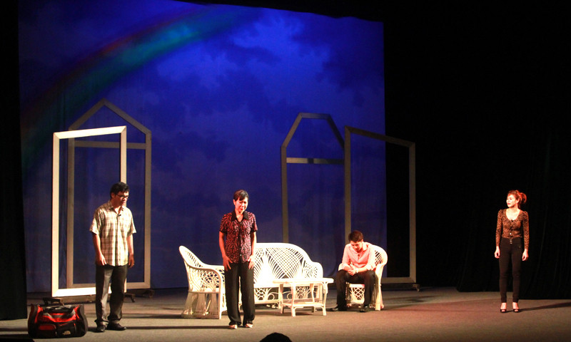 Vì những người thân ép buộc, đồng thời cũng như một bức bình phong che giấu bản thân, Hoàng cũng có vợ con. Nhưng khi sự thật giới tính của Hoàng được Lan phát hiện là chuỗi của sự oán trách, đổ vỡ