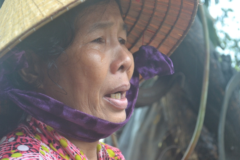 Sau hai phần đời tích góp, lũ cuốn mất nhà chỉ một đêm, bà Hoa như vô hồn... ảnh Việt Hương