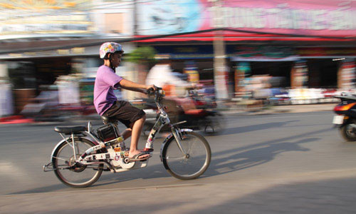 Dương Gia Huy với phong cách “độc” nhờ việc dán sticker lên xe đạp điện, mũ bảo hiểm.