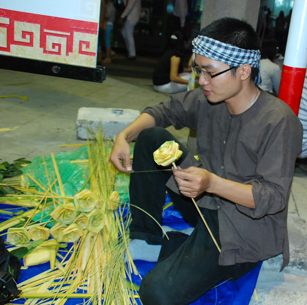 còn Ông Đồ trẻ thì quấn những bông hồng bằng lá