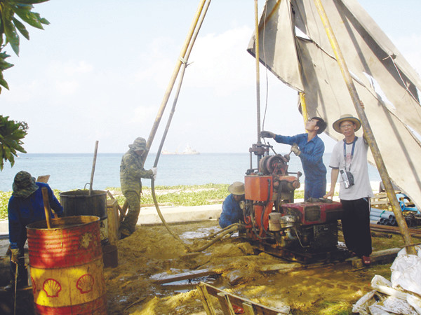 Nhóm nghiên cứu ra đảo Sinh Tồn khảo sát. Nhóm nghiên cứu ra đảo Sinh Tồn khảo sát