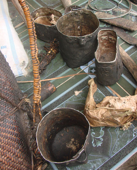 Từ mảnh nhôm vũ khí, hai cha con ông Thanh chế tạo xoong, nồi