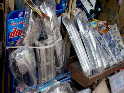 Cửa hàng xe máy bán tràn lan phụ kiện ốp bô xe máy trên phố Huế, Hà Nội Ảnh: Minh Đức