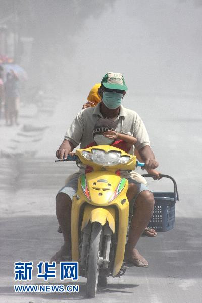 Chở con đi sơ tán vì khói bụi mịt mù.