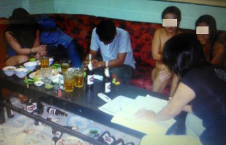 Nhiều cơ sở buộc tiếp viên ăn mặc hở hang, múa lửa câu khách để lấy tiền boa.