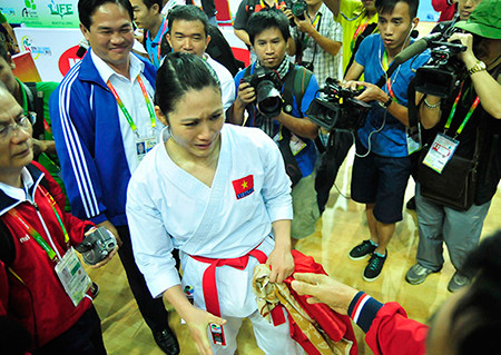 Là một VĐV đẳng cấp cao, nhưng các năm gần đây chấn thương đã ảnh hưởng lớn việc thi đấu của Hoàng Ngân, bởi vậy nên cô xúc động mạnh khi giành tấm HCV SEA Games 27 cũng là điều dễ hiểu