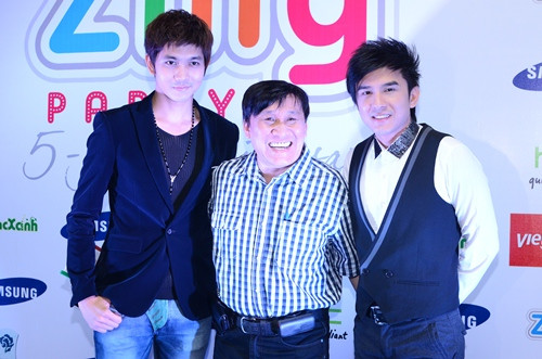 "Ông bố trẻ" Tim bảnh bao đi cùng với ông bầu Hoàng Tuấn và ca sĩ Đan Trường.