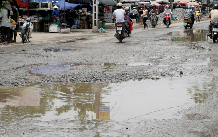 Hố rộng biến thành cái ao con ngay trên mặt đường