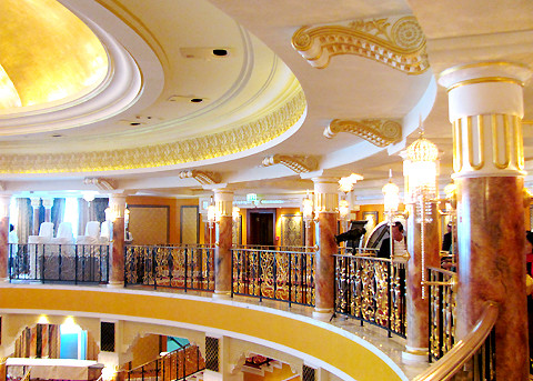 Khu vực hành lang quanh phòng tổ chức tiệc, sự kiện được lát bằng đá marble. Khu vực hành lang quanh phòng tổ chức tiệc, sự kiện được lát bằng đá marble