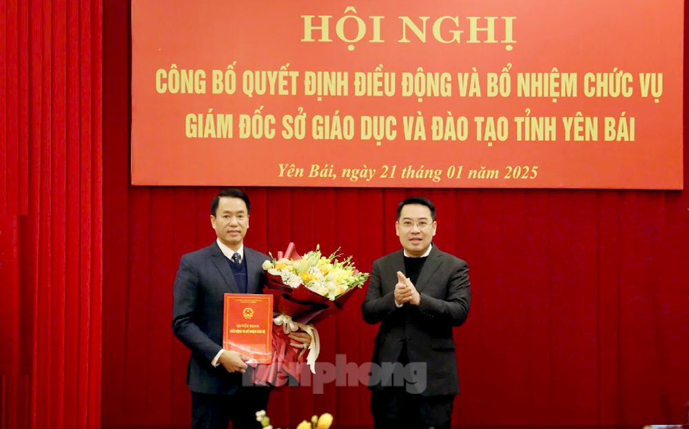 Chủ tịch UBND tỉnh Nguyễn Tuấn Anh trao quyết định và tặng hoa chúc mừng ông Luyện Hữu Chung - tân Giám đốc Sở Giáo dục và Đào tạo tỉnh Yên Bái.