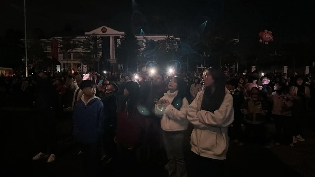 Trong khi đó, người dân tại thị xã Nghĩa Lộ và khu vực Trung tâm thành phố Yên Bái đang háo hức chào đón màn bắn pháo hoa chào năm mới 2025. Trong khi đó, người dân tại thị xã Nghĩa Lộ và khu vực Trung tâm thành phố Yên Bái đang háo hức chào đón màn bắn pháo hoa chào năm mới 2025.