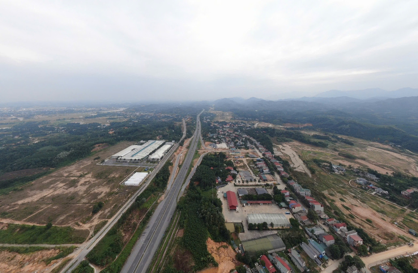 Việc thông tuyến giúp các phương tiện di chuyển thuận lợi hơn. Việc thông tuyến giúp các phương tiện di chuyển thuận lợi hơn.