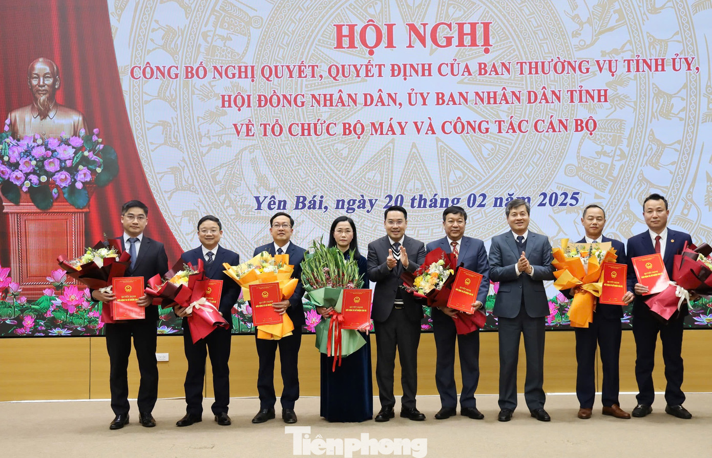 Ông Nguyễn Tuấn Anh - Chủ tịch UBND tỉnh Yên Bái trao Quyết định, tặng hoa chúc mừng Giám đốc và lãnh đạo Sở Tài chính.