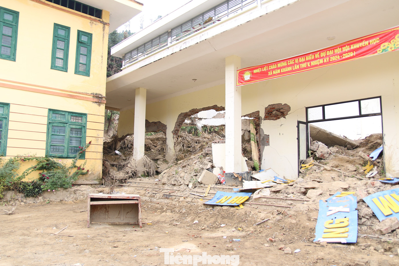 Tại hiện trường, theo ghi nhận của phóng viên, khu vực trụ sở Đảng ủy và UBND xã Nậm Khánh bị thiệt hại nghiêm trọng, đất đá vẫn còn vùi lấp quá cao chừng 2m, cửa chính, cửa sổ bị vỡ nát, cây cối nằm la liệt dưới lớp đất sâu...