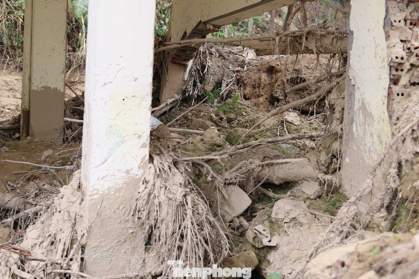 Những bức tường bị đổ gãy siêu vẹo, gãy đổ nham nhở, trụ bê tông chỉ còn trơ lại khung sắt...