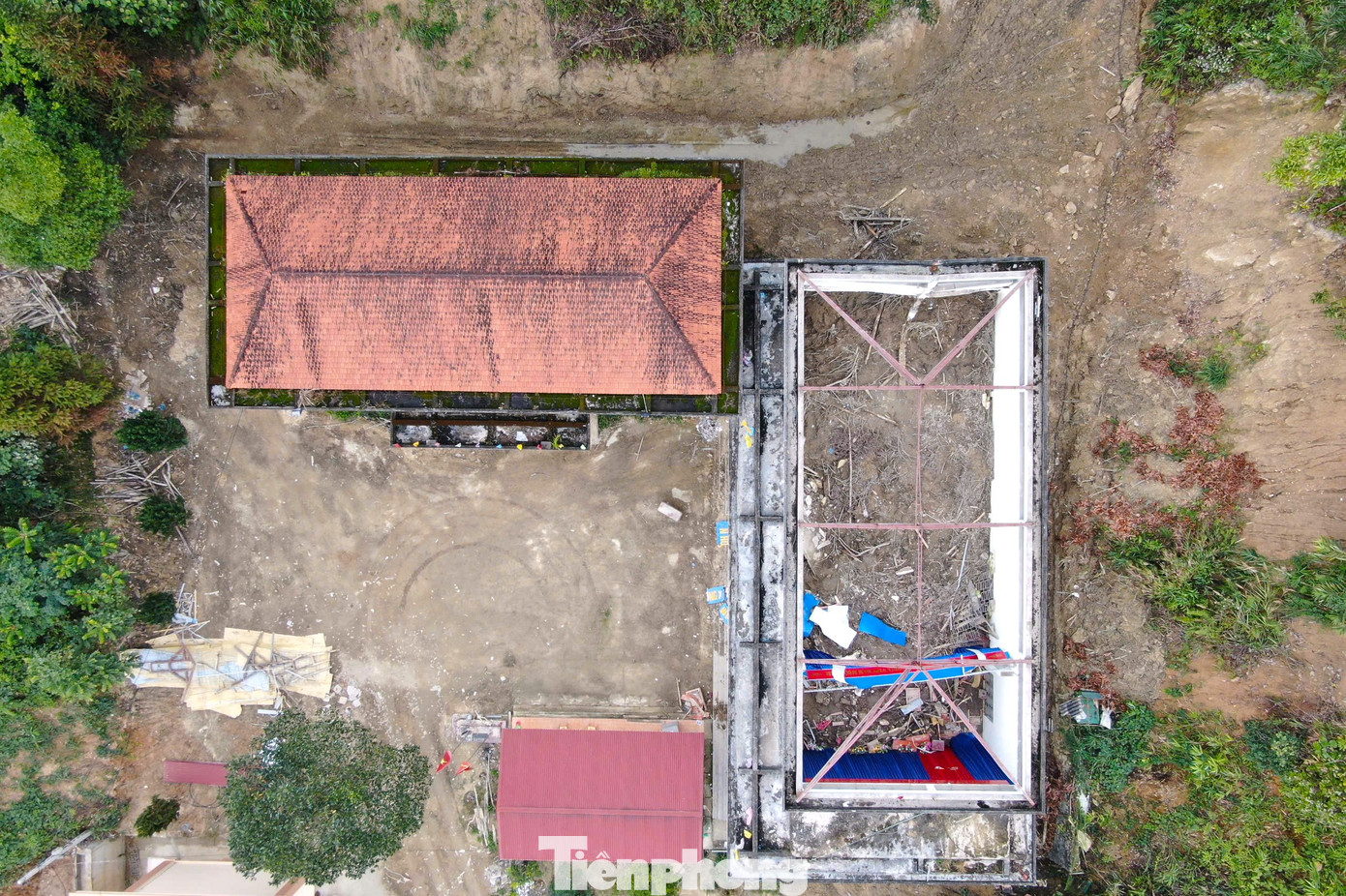 Theo ông Dương, đất đá phía sau sạt trượt gây đổ tường trụ sở UBND xã, hư hỏng gần như toàn bộ đồ đạc bên trong. Tại khối nhà Đảng ủy xã bị xô đổ một phần tường, bùn đất vùi lấp hoàn toàn tầng 1 cùng các trang, thiết bị, máy móc của đơn vị.