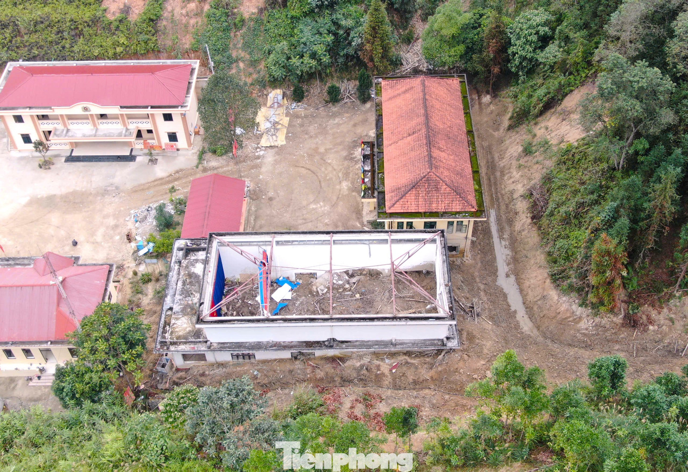 Theo ông Dương, đất đá phía sau sạt trượt gây đổ tường trụ sở UBND xã, hư hỏng gần như toàn bộ đồ đạc bên trong. Tại khối nhà Đảng ủy xã bị xô đổ một phần tường, bùn đất vùi lấp hoàn toàn tầng 1 cùng các trang, thiết bị, máy móc của đơn vị.