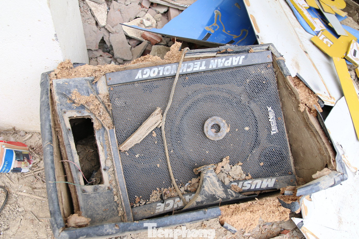 Máy móc, trang thiết bị hư hỏng nặng nề, không thể sử dụng.