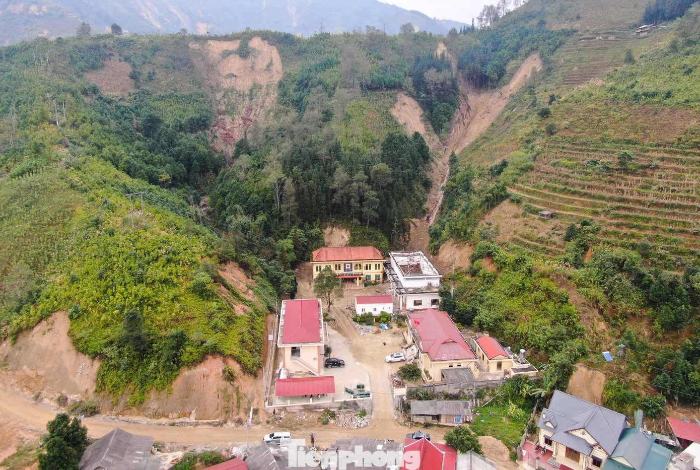 Trao đổi với Tiền Phong, ông Vàng A Dương - Bí thư Đảng ủy xã Nậm Khánh, huyện Bắc Hà cho biết, do ảnh hưởng hoàn lưu cơn bão số 3, chiều tối 9/9/2024, taluy phía sau trụ sở xã Nậm Khánh bị sạt lở nghiêm trọng khiến khối nhà UBND và Đảng ủy xã bị hư hỏng nghiêm trọng.