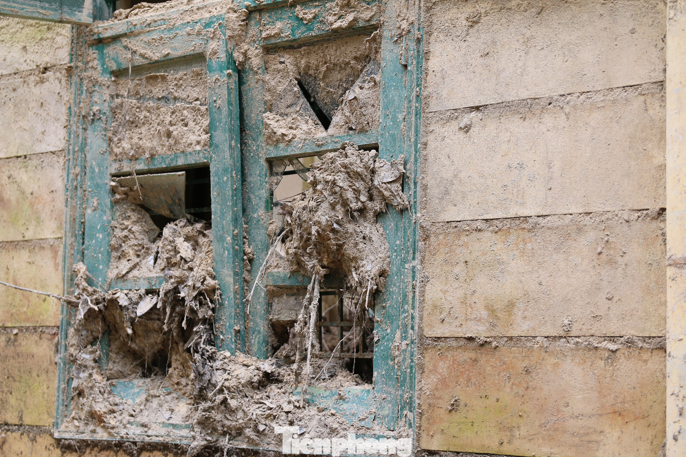 Tại hiện trường, theo ghi nhận của phóng viên, khu vực trụ sở Đảng ủy và UBND xã Nậm Khánh bị thiệt hại nghiêm trọng, đất đá vẫn còn vùi lấp quá cao chừng 2m, cửa chính, cửa sổ bị vỡ nát, cây cối nằm la liệt dưới lớp đất sâu...