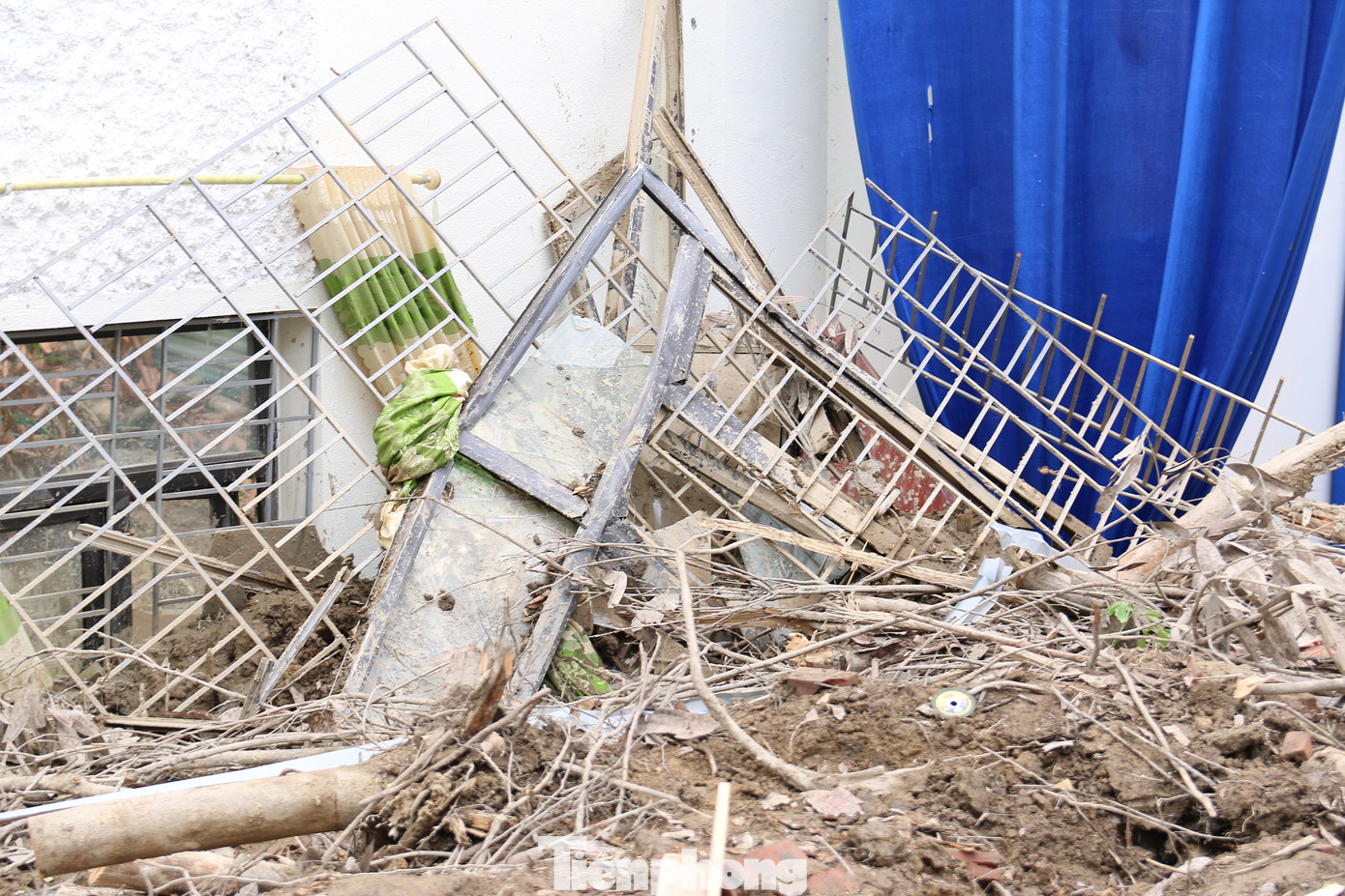 Những bức tường bị đổ gãy siêu vẹo, gãy đổ nham nhở, trụ bê tông chỉ còn trơ lại khung sắt...