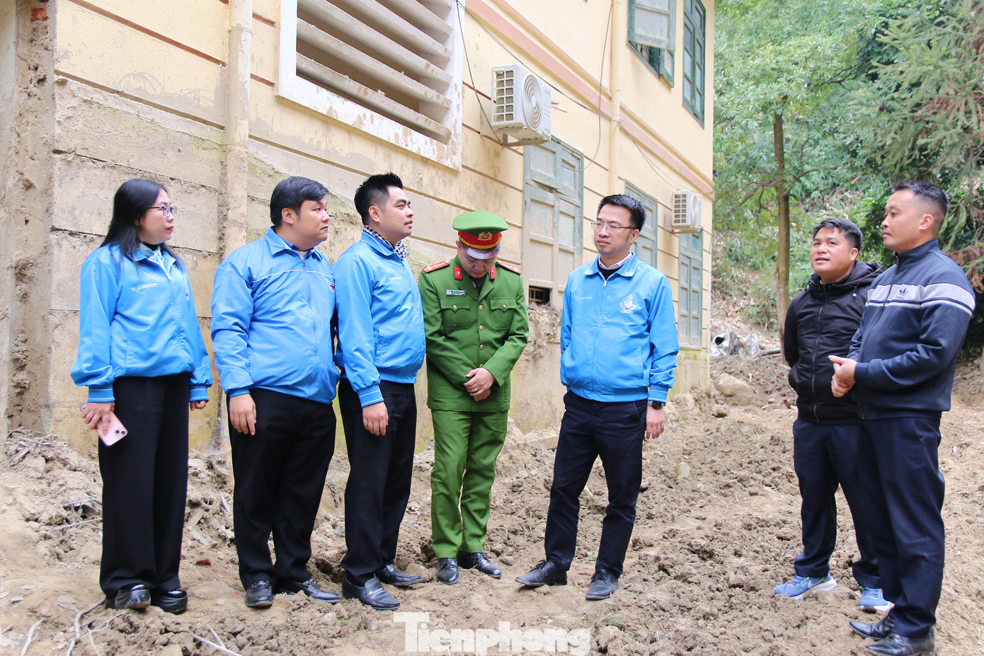 Trong khuôn khổ chương trình Ngày hội Tình nguyện Quốc gia vừa qua, anh Nguyễn Tường Lâm - Bí thư Trung ương Đoàn đã đến chia sẻ những khó khăn mà bà con nhân dân xã Nậm Khánh gặp phải sau bão lũ. Đồng thời động viên người dân đồng lòng, vượt qua khó khăn sớm ổn định cuộc sống.
