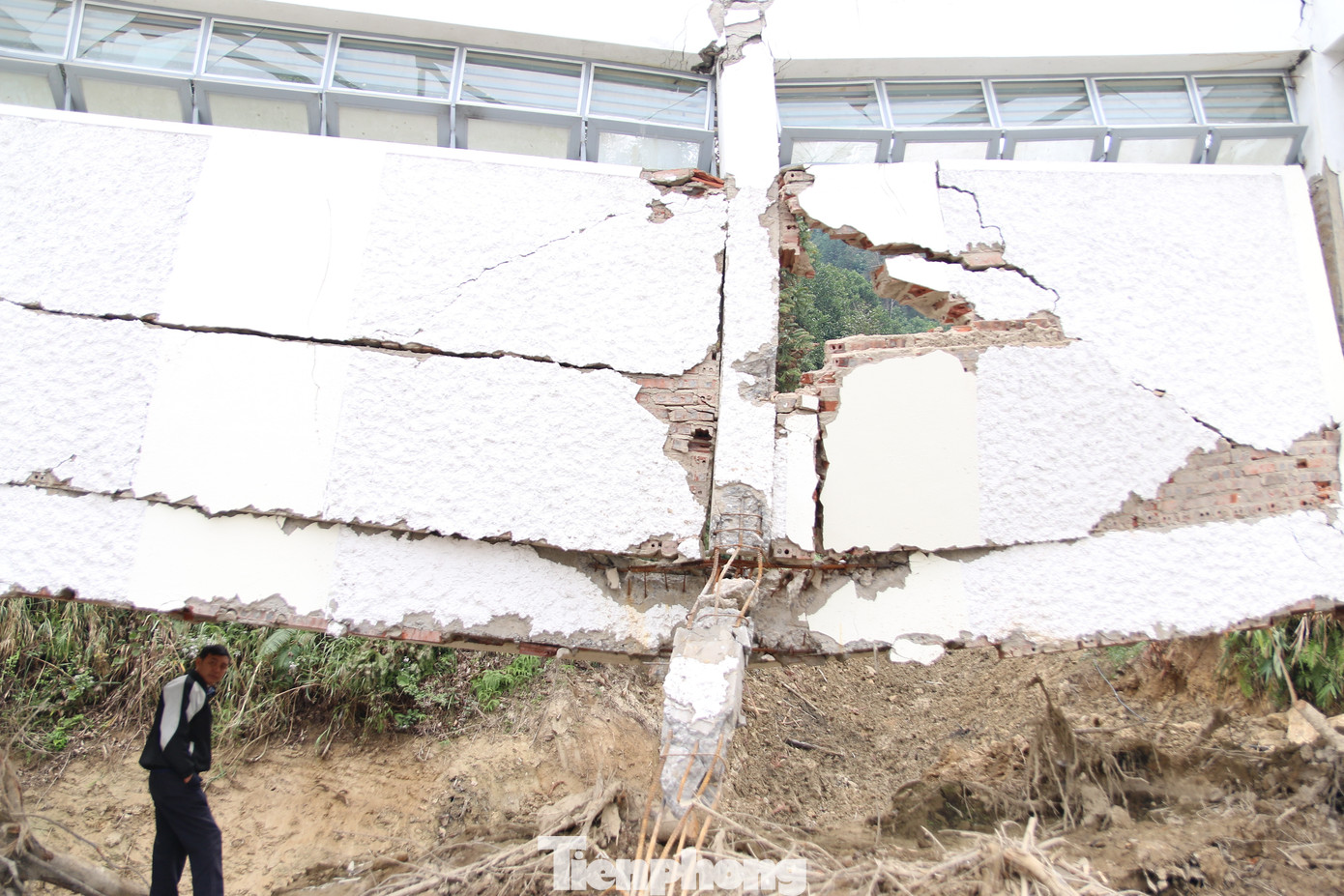 Tại hiện trường, theo ghi nhận của phóng viên, khu vực trụ sở Đảng ủy và UBND xã Nậm Khánh bị thiệt hại nghiêm trọng, đất đá vẫn còn vùi lấp quá cao chừng 2m, cửa chính, cửa sổ bị vỡ nát, cây cối nằm la liệt dưới lớp đất sâu...