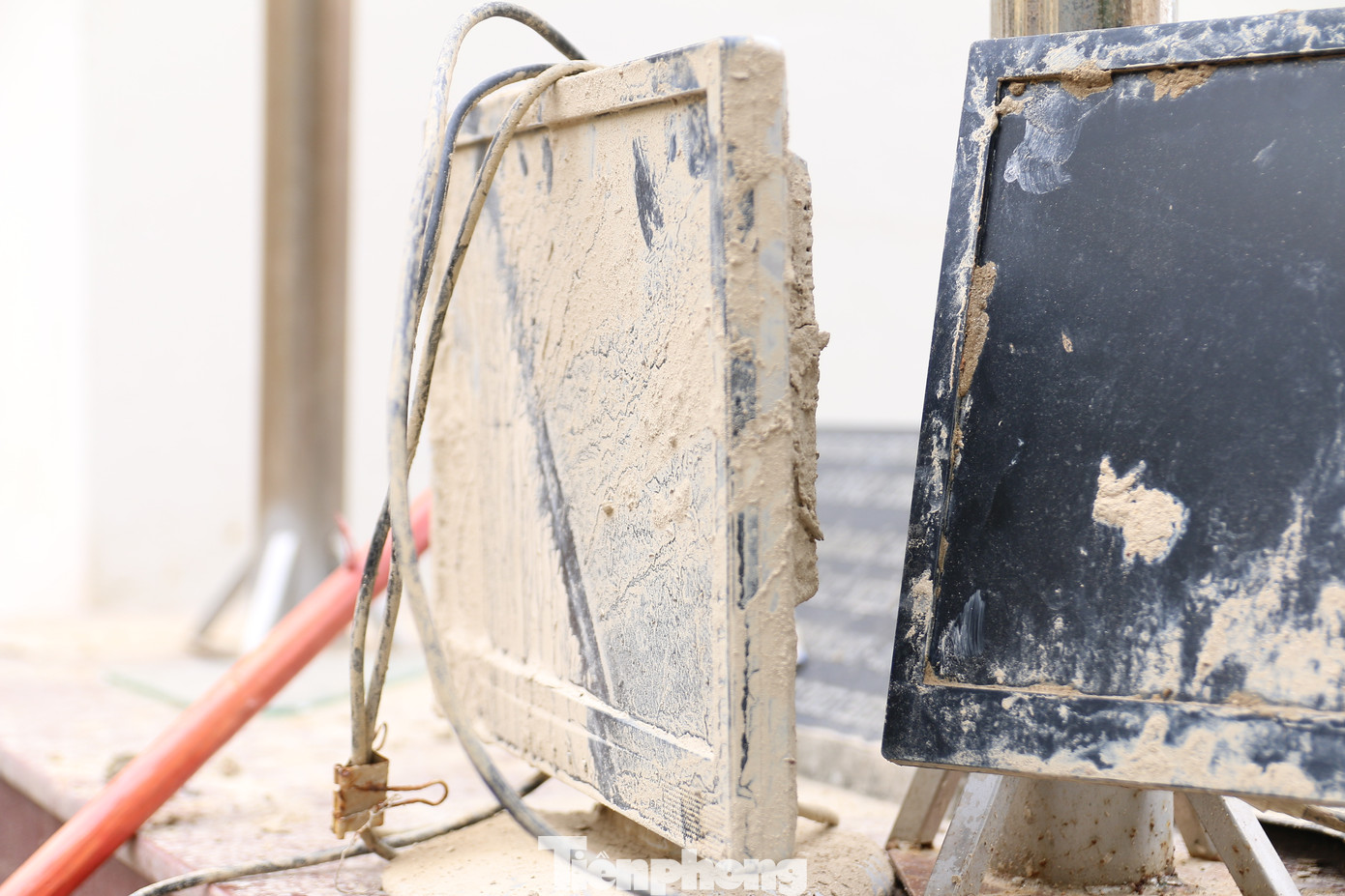 Máy móc, trang thiết bị hư hỏng nặng nề, không thể sử dụng.